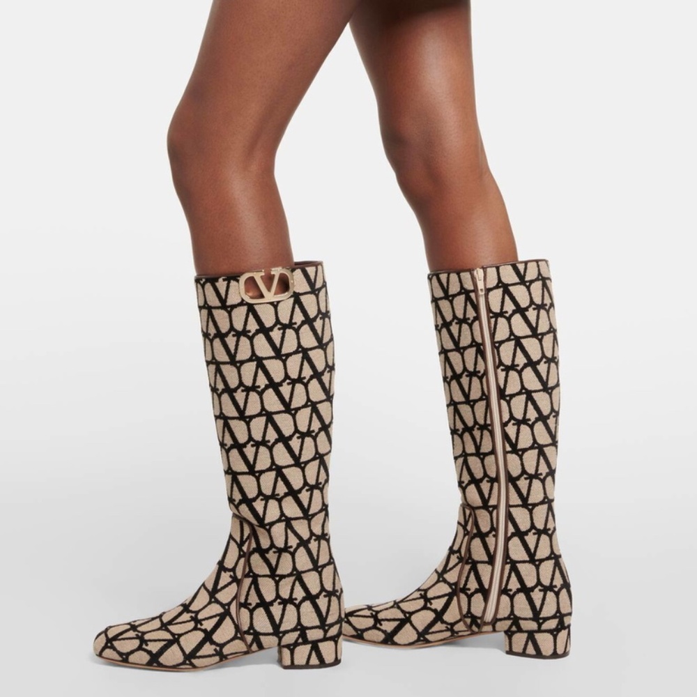 NWT Valentino Beige V logo Boots 37.5